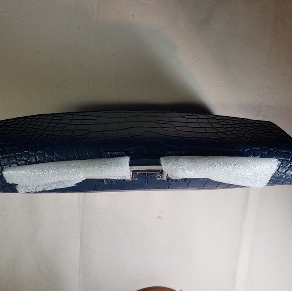 NWT JustFab clutch in Vegan leather with additional shoulder strap (chain) - Picture 2 of 11